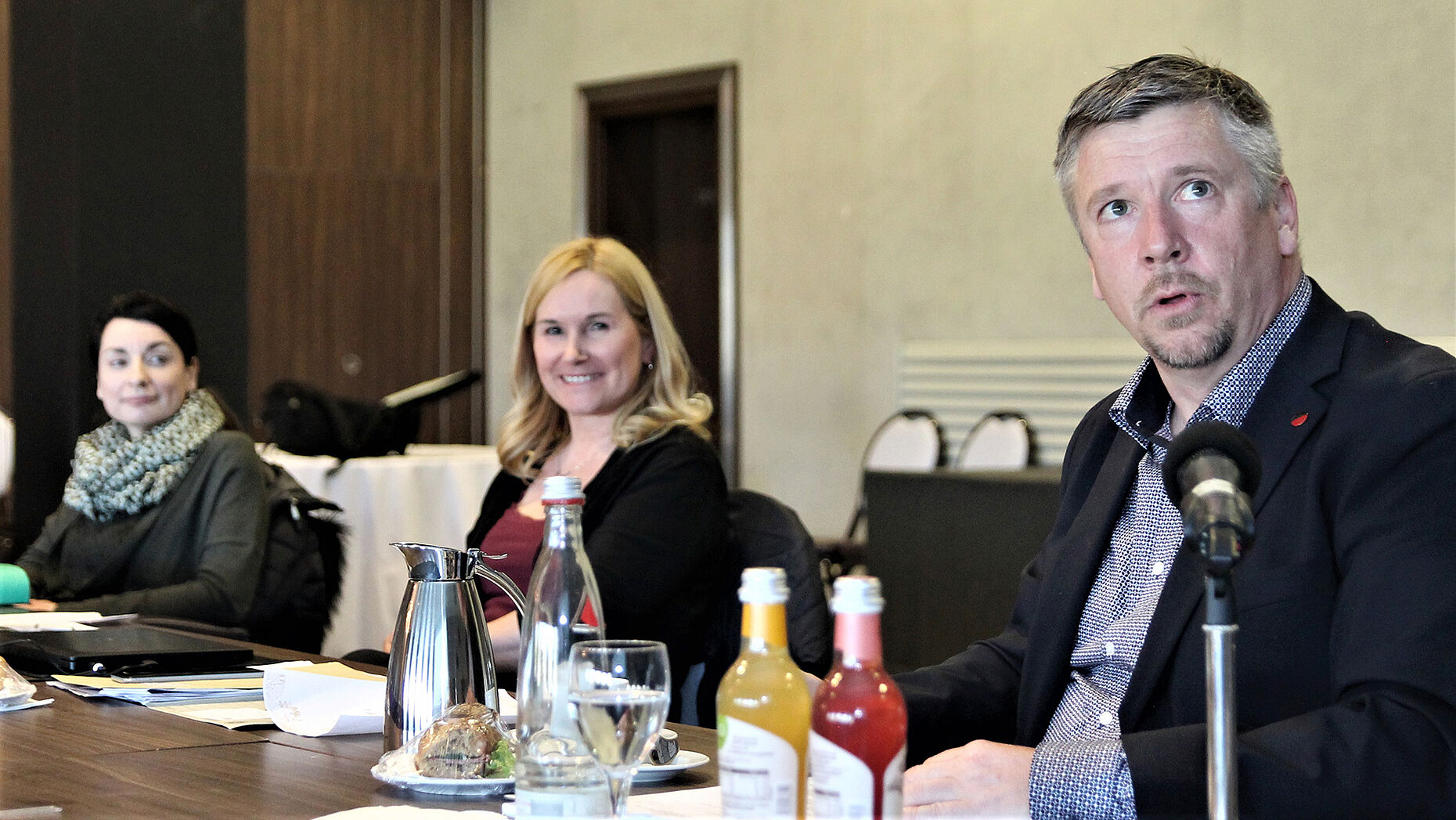 Maik Beier (vorne) erklärt die wichtigsten Abläufe und Änderungen. Foto: DBwV/Hahn 