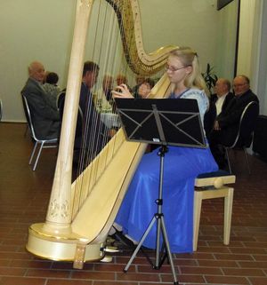 Isabel Eberhardt an der Harfe. Foto: DBwV/Rainer Beckert
