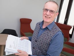 Der Vorsitzende ERH im Bundesvorstand, Albrecht Kiesner, mit Unterschriftenlisten für die Beihilfe-Petition. Dass die zum Erfolg wurde, ist den DBwV-Mitgliedern und dem Einsatz der Ansprechpartner vor Ort zu verdanken. Foto: DBwV/Bombeke
