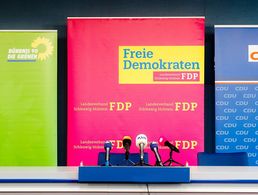 Roll-Ups mit den Logos von (l-r) Bündnis90/Die Grünen, FDP und CDU. Foto: dpa