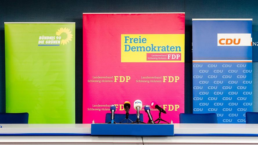 Roll-Ups mit den Logos von (l-r) Bündnis90/Die Grünen, FDP und CDU. Foto: dpa