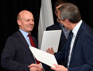 Landesvorsitzender Stabsfeldwebel a.D. Gerhard Stärk (r.) überreicht Oberstabsfeldwebel a.D. Jürgen Schreier die Dankesurkunde. Foto: Ingo Kaminsky