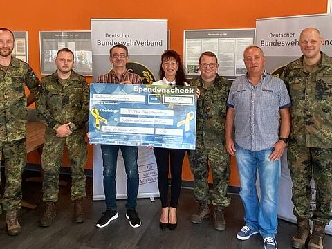 Eine Spende in Höhe von rund 600 Euro konnten die Vertreter der StOKa Burg an Katrin van Treek (M.) von der Soldaten- und Veteranen Stiftung übergeben. Foto: DBwV/Nicolai