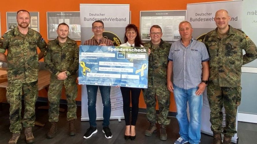 Eine Spende in Höhe von rund 600 Euro konnten die Vertreter der StOKa Burg an Katrin van Treek (M.) von der Soldaten- und Veteranen Stiftung übergeben. Foto: DBwV/Nicolai
