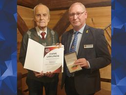 Der Vorsitzende ERH im Landesvorstand Ost Frank Udo Reiche (r.) zeichnet den Vorsitzenden der sKERH Freiberg Oberleutnant a.D. Norbert Kallweit für seine für seine 30-jährige Mandatstätigkeit aus. Foto: Lothar Mitsch