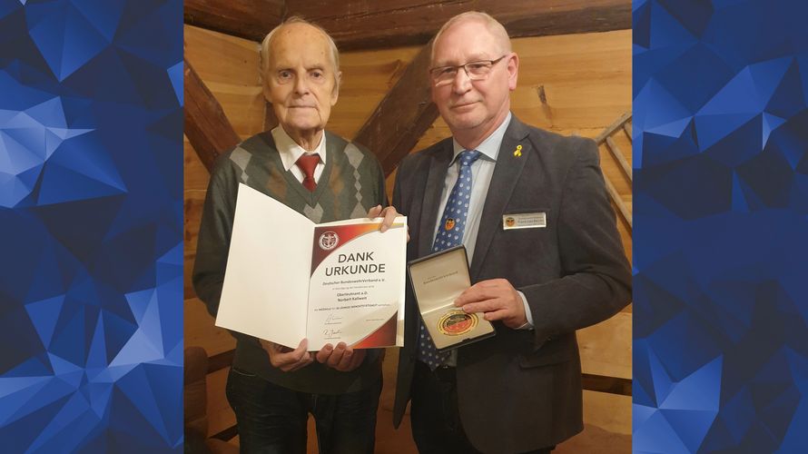 Der Vorsitzende ERH im Landesvorstand Ost Frank Udo Reiche (r.) zeichnet den Vorsitzenden der sKERH Freiberg Oberleutnant a.D. Norbert Kallweit für seine für seine 30-jährige Mandatstätigkeit aus. Foto: Lothar Mitsch