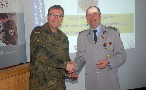 Martin Gebauer (r.) dankt Oberst Frank Hartwig für sein Grußwort. Foto: DBwV/LV Nord