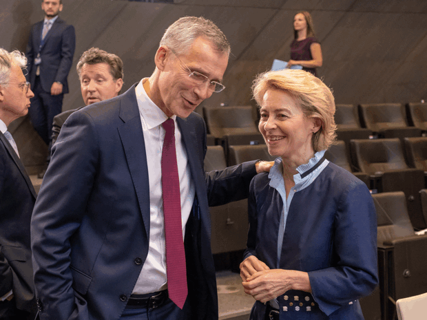 Nato-Generalsekretär Jens Stoltenberg und Verteidigungsministerin Ursula von der Leyen im Gespräch. Foto: Nato