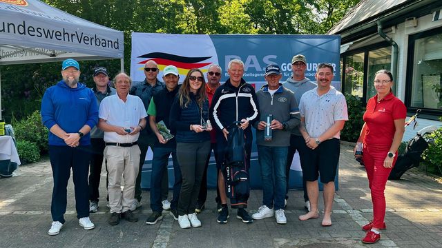 Glückliche Gesichter bei der Siegerehrung zum Golfturnier in Dassendorf. Foto: BAS