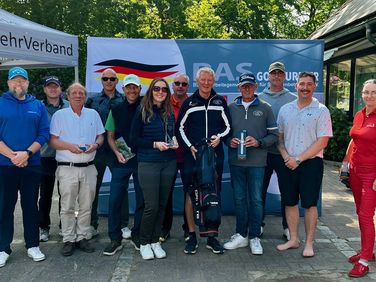 Glückliche Gesichter bei der Siegerehrung zum Golfturnier in Dassendorf. Foto: BAS