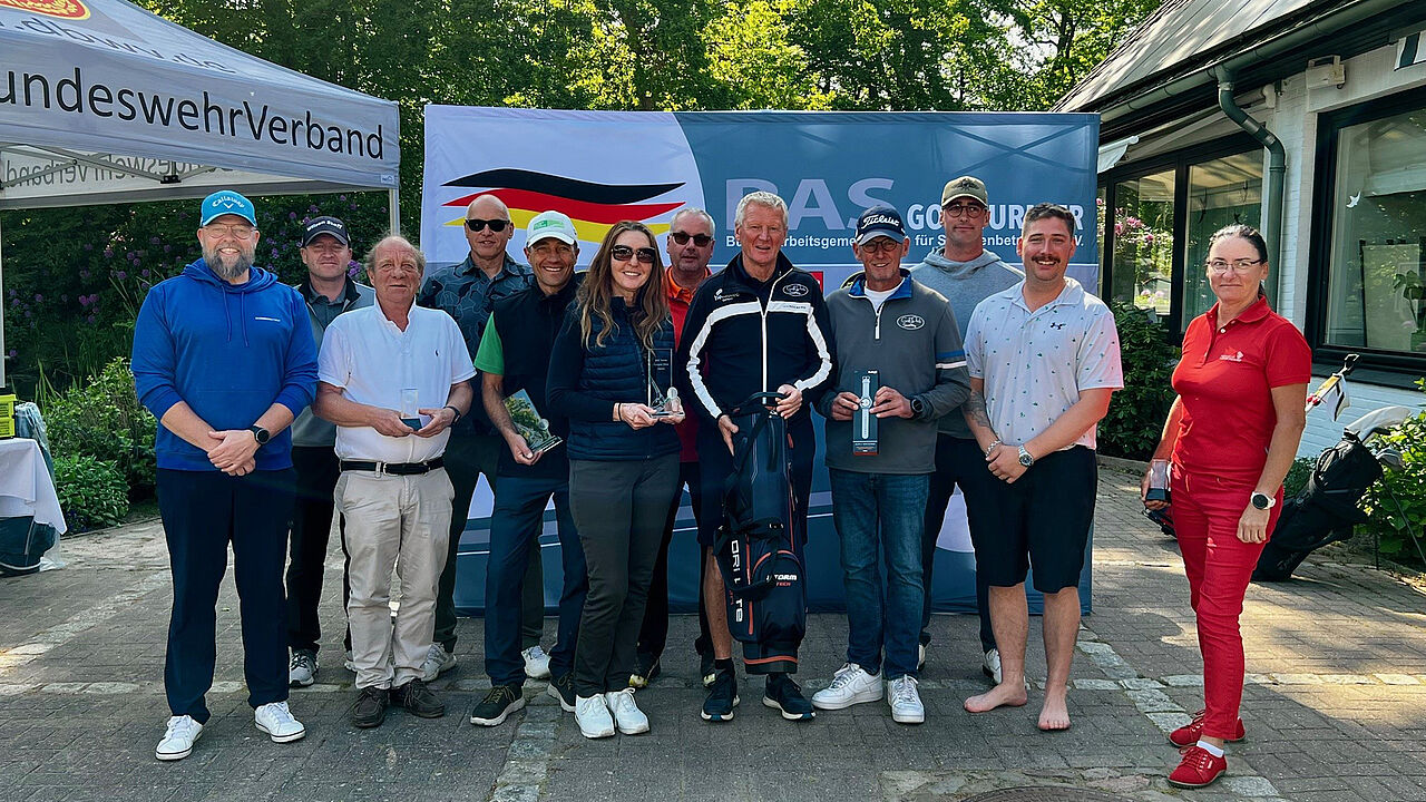 Glückliche Gesichter bei der Siegerehrung zum Golfturnier in Dassendorf. Foto: BAS