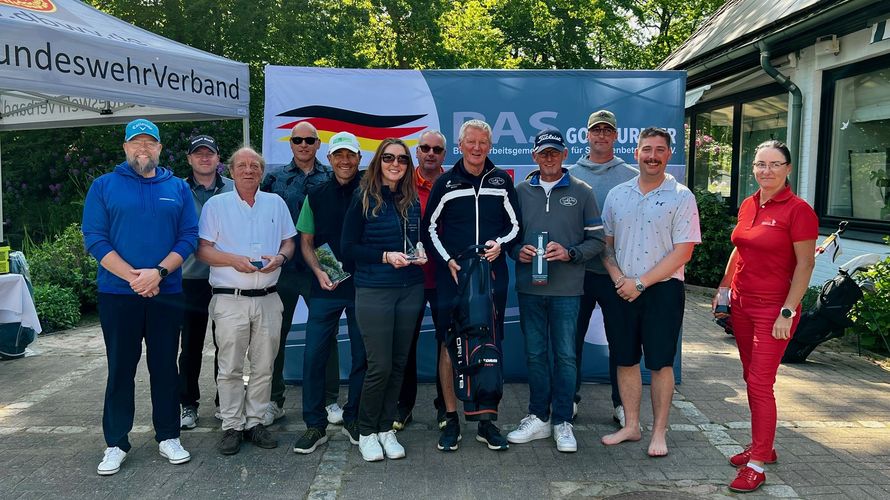 Glückliche Gesichter bei der Siegerehrung zum Golfturnier in Dassendorf. Foto: BAS