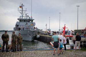 Willkommen an Bord: In Stralsund hat das Minenjagdboot "Rottweil" festgemacht. Foto: DBwV/Bombeke