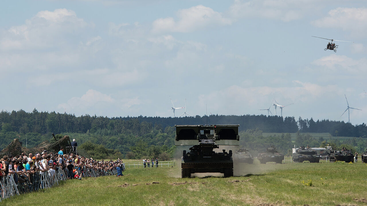 Vorführung der geschützten Fahrzeuge am Tag der Bundeswehr in Greding Foto: Bundeswehr