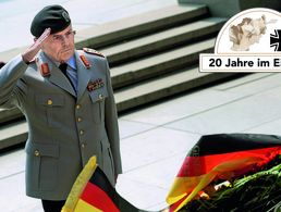 Der Generalinspekteur der Bundeswehr, General Wolfgang Schneiderhan, grüßt am 26. August 2008 während der offiziellen Begrüßungszeremonie im bulgarischen Sofia am Denkmal des unbekannten Soldaten. Foto: picture alliance / dpa