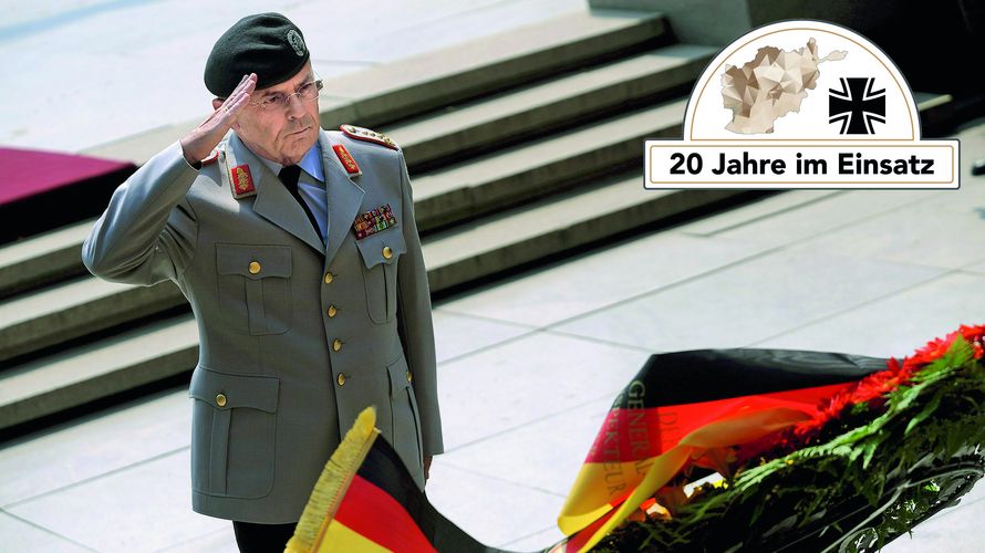 Der Generalinspekteur der Bundeswehr, General Wolfgang Schneiderhan, grüßt am 26. August 2008 während der offiziellen Begrüßungszeremonie im bulgarischen Sofia am Denkmal des unbekannten Soldaten. Foto: picture alliance / dpa