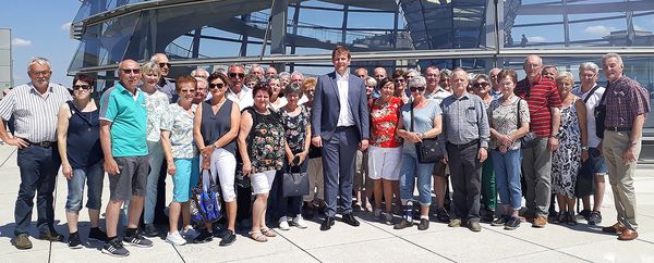 Die Mitglieder der Kameradschaft ERH Freyung-Grafenau/Passauer Land mit dem Bundestagsabgeordneten Thomas Erndl vor dem Reichstag. Foto: Rainer Rathmann