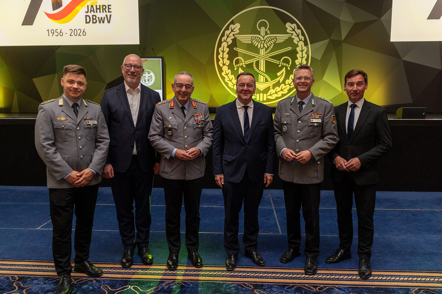 Oberstabsgefreiter Marcus Meissner, Staatssekretär Dr. Jan Stöß, General Carsten Breuer, Verteidigungsminister Boris Pistorius, Oberst André Wüstner und der Parlamentarische Staatssekretär Sebastian Hartmann (v.l.n.r.). Foto: DBwV/Yann Bombeke 