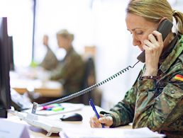 Seit rund 10 Monaten bearbeiten Soldatinnen und Soldaten die von Ländern und Kommunen eingereichten Anträge auf Amtshilfe. Foto: Bundeswehr/Markus Dittrich