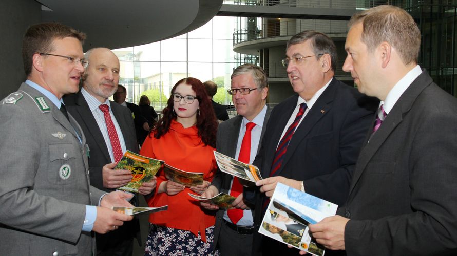 André Wüstner (l.) übergibt Broschüre Bw 2020 an Verteidigungspolitiker und Wehrbeauftragten, v.l. Rainer Arnold (SPD), Agniezka Brugger (Bündnis 90/Die Grünen), Hans-Peter Bartels (Wehrbeauftragter), Karl A. Lamers (Stellvertretender Vorsitzender des Ver