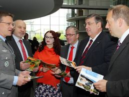 André Wüstner (l.) übergibt Broschüre Bw 2020 an Verteidigungspolitiker und Wehrbeauftragten, v.l. Rainer Arnold (SPD), Agniezka Brugger (Bündnis 90/Die Grünen), Hans-Peter Bartels (Wehrbeauftragter), Karl A. Lamers (Stellvertretender Vorsitzender des Ver