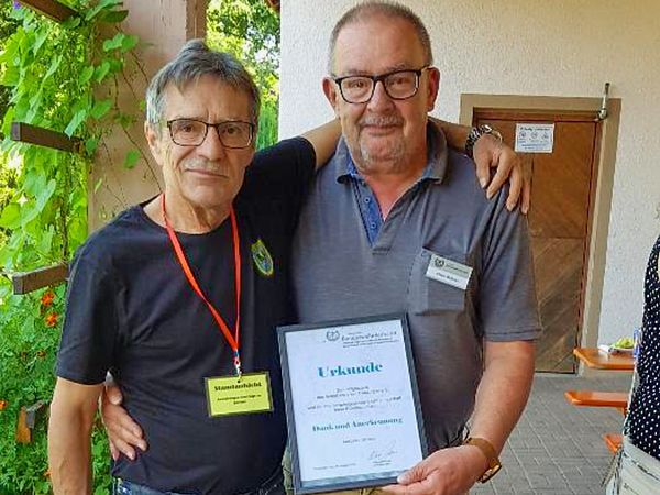 KERH-Vorsitzender Oberstleutnant a.D. Klaus Willmes dankt Stefan Fuchs vom Schützenverein für die Einladung. Foto: Gabi Fuchs / Jochen Schmid