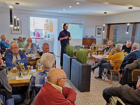 Bei der Mitgliederversammlung der Kameradschaft ERH Donau-Iller berichtete der Mitarbeiter des Europa-Büros Augsburg, Johannes Wessel-Bothe, über die Arbeit des Europäischen Parlaments. Text: Walter Proneth