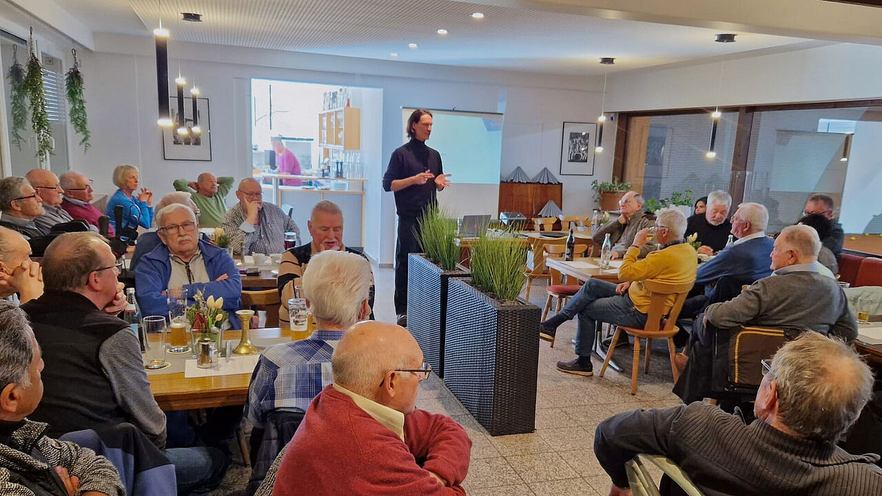 Bei der Mitgliederversammlung der Kameradschaft ERH Donau-Iller berichtete der Mitarbeiter des Europa-Büros Augsburg, Johannes Wessel-Bothe, über die Arbeit des Europäischen Parlaments. Text: Walter Proneth