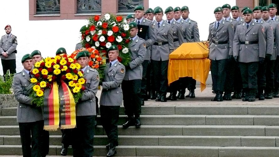 Am 10. Juni wurde mit einer Trauerfeier in Detmold vom wenige Tage zuvor gefallenen Alexej Kobelew Abschied genommen. Foto: Bundeswehr/Chibli