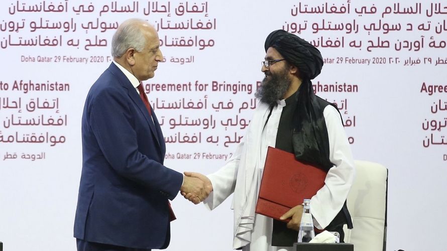 Handschlag in Doha: Der Sonderbeauftragte der US-Regierung Zalmay Khalilzad (l.) und der Taliban-Mitbegründer Mullah Abdul Ghani Baradar besiegeln in Katar das Friedensabkommen. Foto: picture alliance / AA