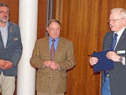 Gewöhnlich bittet der Vorsitzende Mitglieder „nach vorn“ um Dank zu sagen. Nicht so in Bonn - hier wurde dem Vorsitzenden Fregattenkapitän a.D. Wolfgang Windolph (Mitte) für seine 50jährige DBwV Mitgliedschaft gedankt. Foto: KERH Bonn