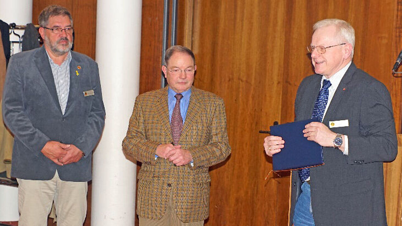 Gewöhnlich bittet der Vorsitzende Mitglieder „nach vorn“ um Dank zu sagen. Nicht so in Bonn - hier wurde dem Vorsitzenden Fregattenkapitän a.D. Wolfgang Windolph (Mitte) für seine 50jährige DBwV Mitgliedschaft gedankt. Foto: KERH Bonn