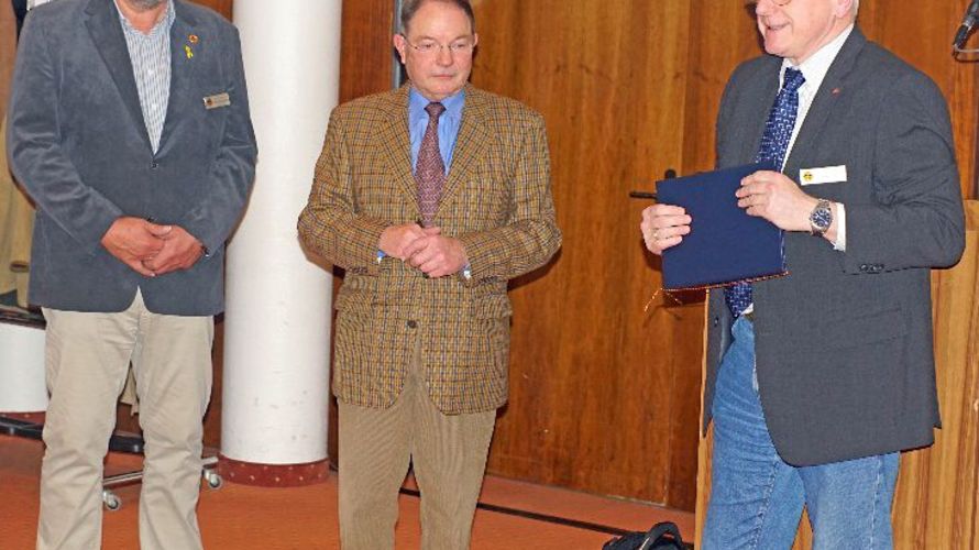 Gewöhnlich bittet der Vorsitzende Mitglieder „nach vorn“ um Dank zu sagen. Nicht so in Bonn - hier wurde dem Vorsitzenden Fregattenkapitän a.D. Wolfgang Windolph (Mitte) für seine 50jährige DBwV Mitgliedschaft gedankt. Foto: KERH Bonn