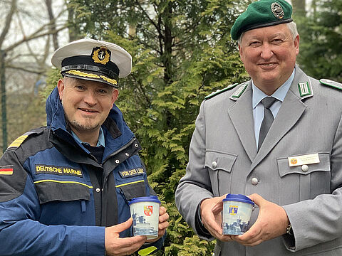 v.l. von der Lühe und Behr bei der symbolischen Becherübergabe. Foto: LV Nord