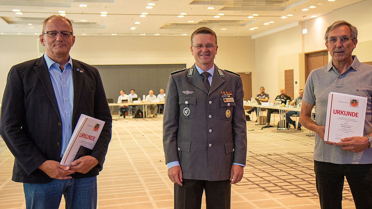 Der Bundesvorsitzende Oberstleutnant André Wüstner ehrte Hauptmann a.D. Jörg Greiffendorf (l.) und Stabsfeldwebel a.D. Gerhard Stärk für ihr langjähriges Engagement als Mandatsträger im DBwV. Foto: DBwV/Frank Jungbluth