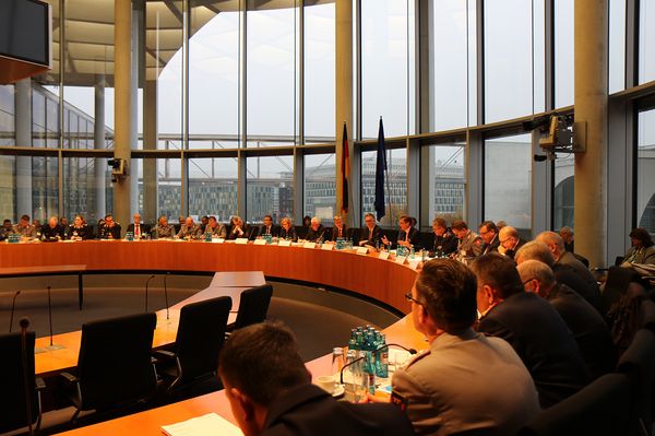 Große Runde: Teilneher der Konferenz in einem Sitzungssaal im Paul-Löbe-Haus. Die inhaltliche Arbeit fand in vier Themengruppen statt Foto: DBwV/Kleinemas