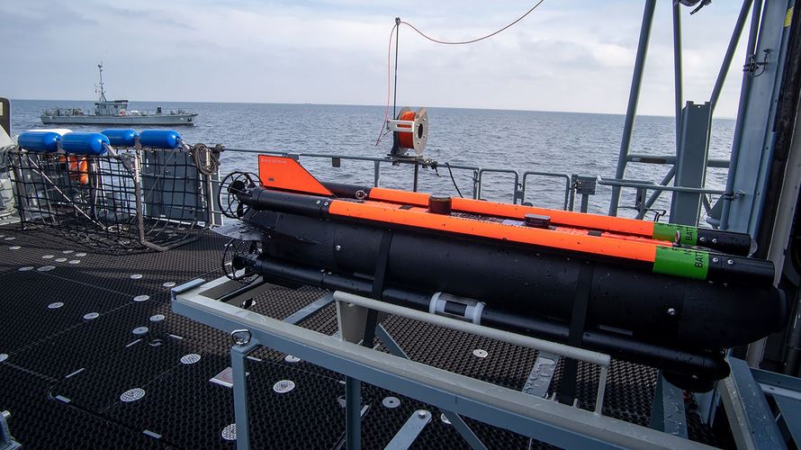 "Seefuchs" (vorne) und "Seehund" (hinten links auf dem Wasser): Zwei Systeme, die dem Minenjagdboot "Grömitz" zur Bekämpfung von Seeminen zur Verfügung stehen. Foto: DBwV/Yann Bombeke