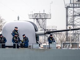 Die ersten scharfen Schüsse fielen kurz nach Beginn des Einsatzes: Bei dem Abschuss von zwei Drohnen über dem Roten Meer soll auch das 76mm-Bordgeschütz der Fregatte "Hessen" zum Einsatz gekommen sein. Foto: picture alliance/dpa/Sina Schuldt