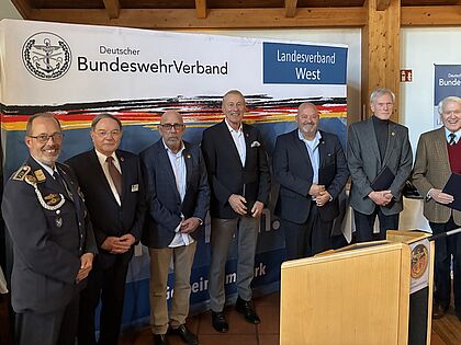 Mitgliederehrungen bei den Ehemaligen der KERH Bonn: Stabsfeldwebel Volker Keil (Vorsitzender Landesverband West, von links), Fregattenkapitän a.D. Wolfgang Windolph (Vorsitzender KERH Bonn), Stabshauptmann a.D. Walter Schermack,  Oberst a.D. Thomas Greggersen, Oberstabsfeldwebel a.D. Roland Evertz,  Oberstleutnant a.D. Bernhard Wacker,  Stabshauptmann a.D. Franz Halbritter. Foto: Hauptmann a.D. Roderburg