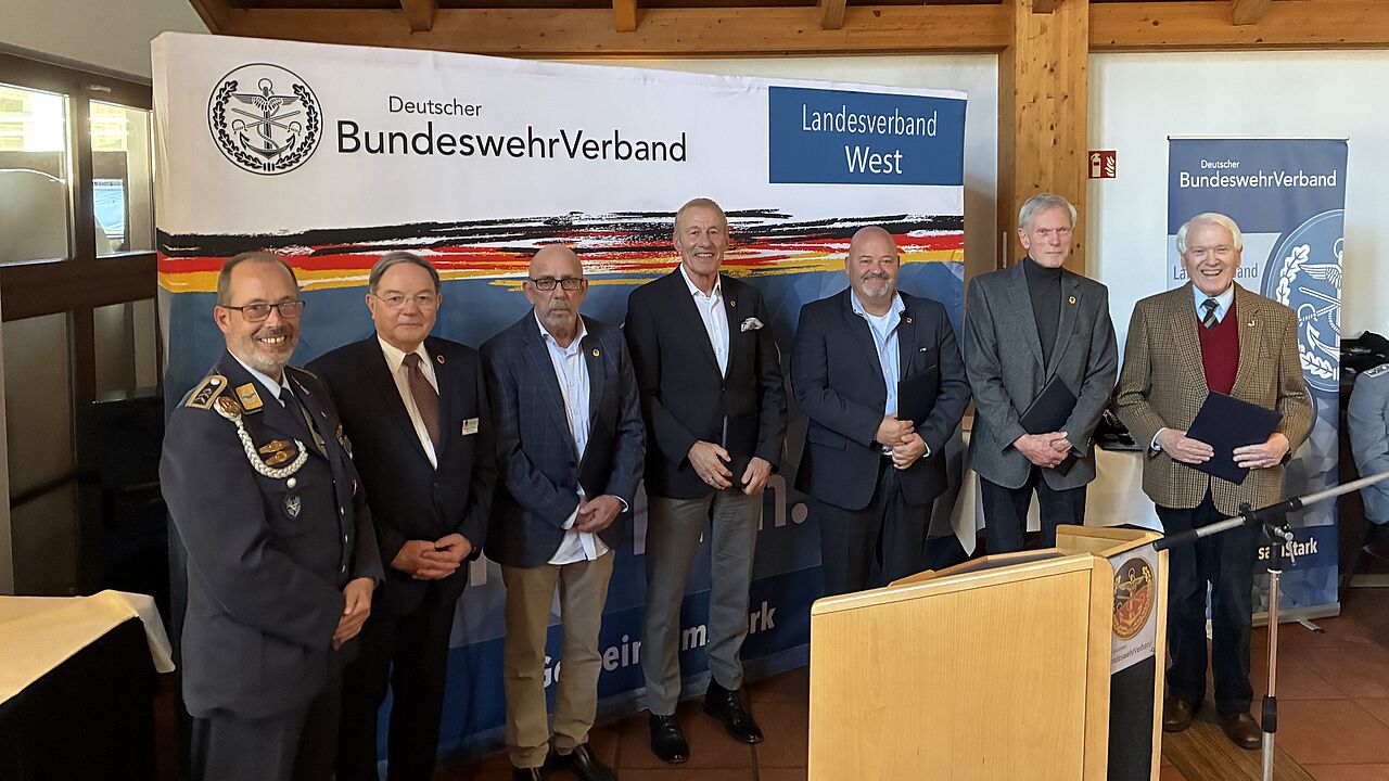 Mitgliederehrungen bei den Ehemaligen der KERH Bonn: Stabsfeldwebel Volker Keil (Vorsitzender Landesverband West, von links), Fregattenkapitän a.D. Wolfgang Windolph (Vorsitzender KERH Bonn), Stabshauptmann a.D. Walter Schermack,  Oberst a.D. Thomas Greggersen, Oberstabsfeldwebel a.D. Roland Evertz,  Oberstleutnant a.D. Bernhard Wacker,  Stabshauptmann a.D. Franz Halbritter. Foto: Hauptmann a.D. Roderburg