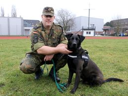 Wenn Hauptfeldwebel Alexander Schmidt in Depressionen oder Flashbacks versinkt, holt Krümel sein Herrchen wieder in die Realität. Das funktioniert so gut, dass Schmidt sich inzwischen mit voller Kraft dafür einsetzt, anderen PTBS-Geschädigten zu helfen. Foto: Schmidt