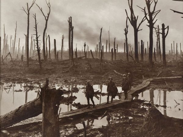 Australische Soldaten im Oktober 1917 in der Nähe von Ypern (Belgien). Noch heute werden immer wieder sterbliche Überreste von Gefallenen auf den Schlachtfeldern von Flandern bis Verdun geborgen. Foto: Australian War Memorial