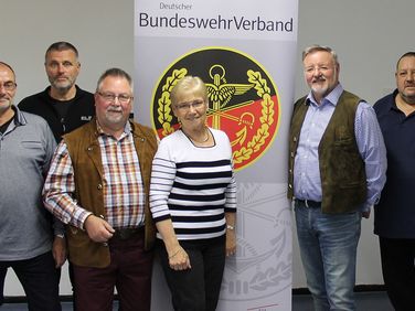 Der langjährige Vorsitzende Rudolf Burg (3.v.l.) freut sich auf weiterhin gute Zusammenarbeit mit seinem Vorstandsteam der KERH Mainz-Wiesbaden. Foto: Gerhard Werner