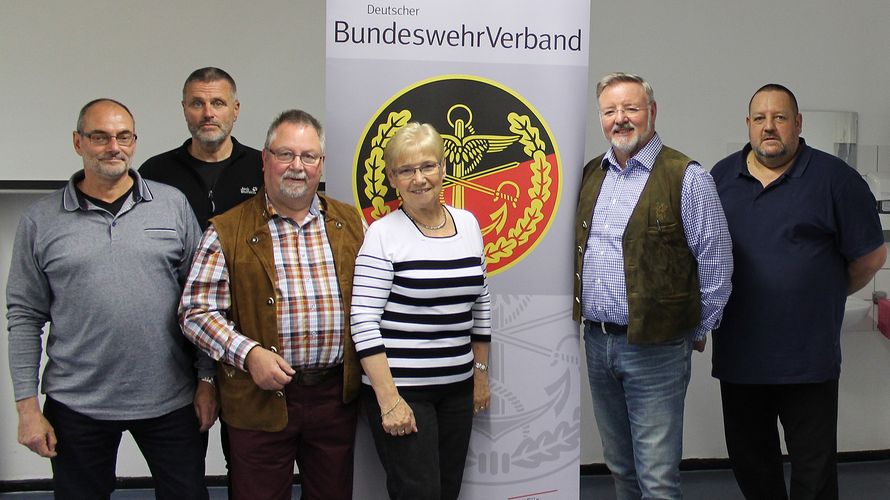 Der langjährige Vorsitzende Rudolf Burg (3.v.l.) freut sich auf weiterhin gute Zusammenarbeit mit seinem Vorstandsteam der KERH Mainz-Wiesbaden. Foto: Gerhard Werner