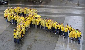 Menschliche Gelbe Schleife. Foto: Support German Troops