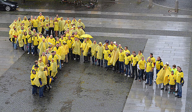 Menschliche Gelbe Schleife. Foto: Support German Troops