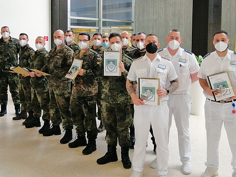 Dank mit Urkunde und einem Gutschein für die „Helfenden Hände“ aus Walldürn. Foto: TruKa BwKrhs Ulm