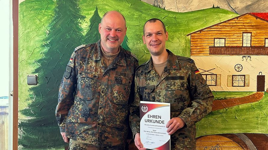 Bezirksvorsitzender Oberstabsfeldwebel Dieter Götz (l.) dankt StoKa-Vorsitzenden Major Thomas Zimmermann mit der Verdienstnadel in Bronze. Foto: Berger