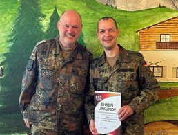 Bezirksvorsitzender Oberstabsfeldwebel Dieter Götz (l.) dankt StoKa-Vorsitzenden Major Thomas Zimmermann mit der Verdienstnadel in Bronze. Foto: Berger