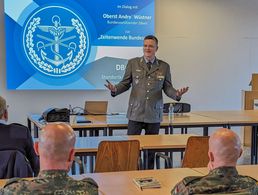 Bundesvorsitzender Oberst André Wüstner im Dialog mit Mitgliedern des DBwV beim Standorttag in Stetten a.k.M. Foto: Armin Brenning